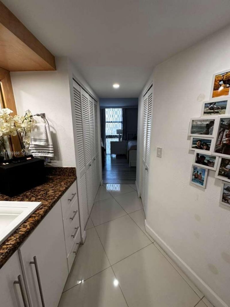 3401 N Country Club Dr , Unit 718, Aventura, FL 33180 Photo