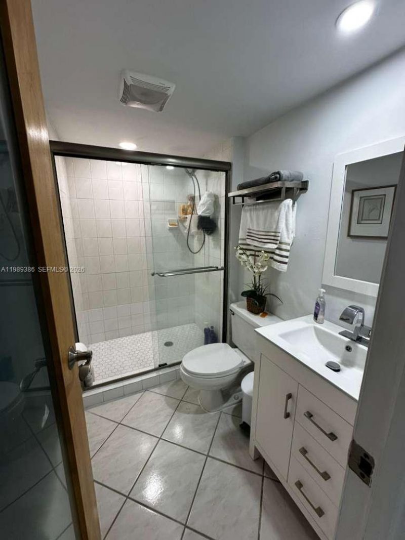 3401 N Country Club Dr , Unit 718, Aventura, FL 33180 Photo