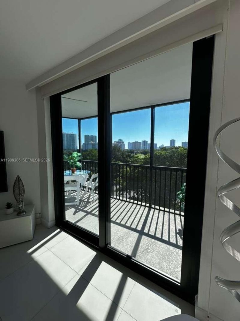 3401 N Country Club Dr , Unit 718, Aventura, FL 33180 Photo