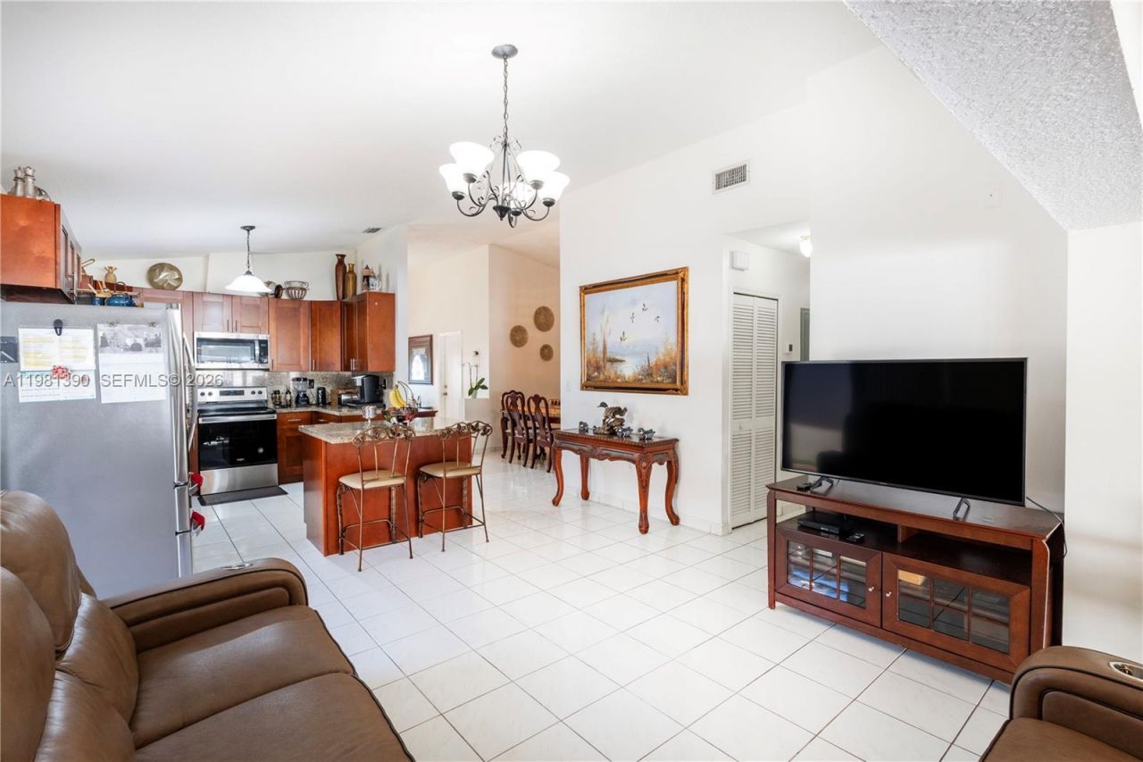 706 NW 135th Ct, Miami, FL 33182 Photo