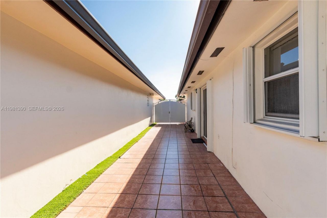 706 NW 135th Ct, Miami, FL 33182 Photo