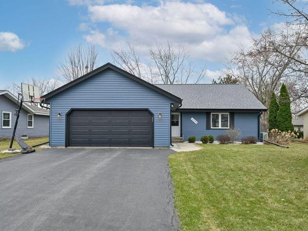 16285 W Mayflower DRIVE, New Berlin, WI 53151