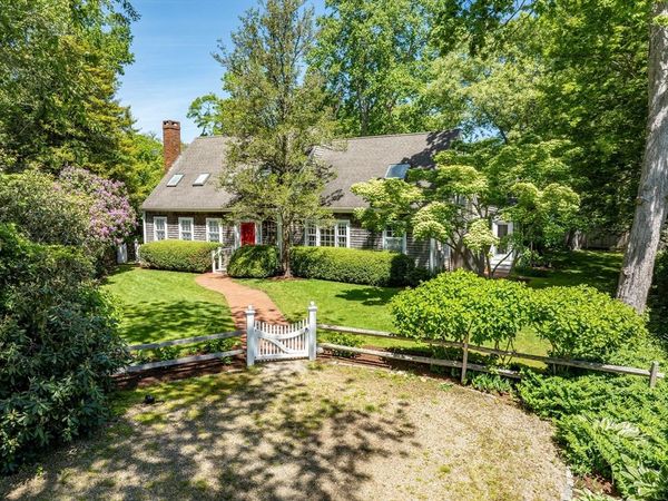 21 Woodlawn Ave, Tisbury, MA 02568