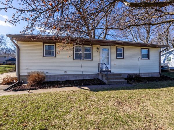 609 W LeClaire Road , Eldridge, IA 52748