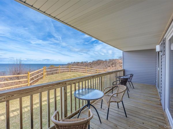 805 Bluffs Drive N, Baiting Hollow, NY 11933