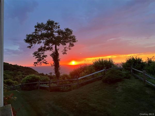 805 Bluffs Drive N, Baiting Hollow, NY 11933