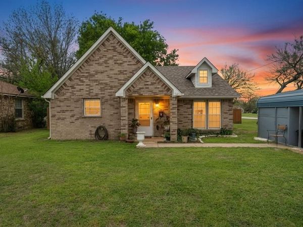 121 W Oneal Street , Wills Point, TX 75169