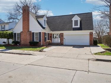 20600 Danbury Lane, Harper Woods, MI 48225