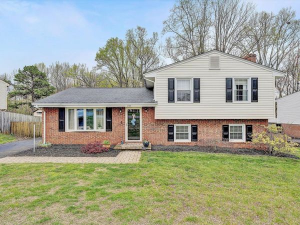 1740 Parker LN, Vinton, VA 24179