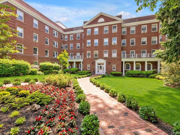 90 Knightsbridge Road, Unit 1N, Great Neck, NY 11021