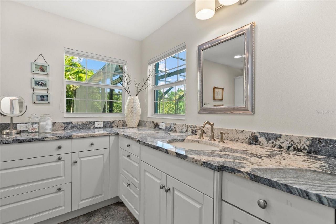 704 Tropical Circle, Sarasota, FL 34242 Photo