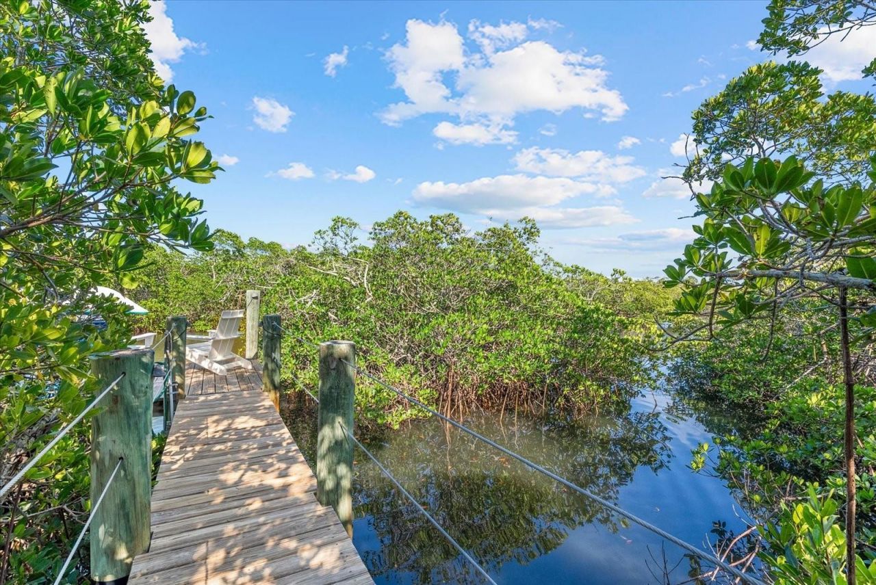 704 Tropical Circle, Sarasota, FL 34242 Photo