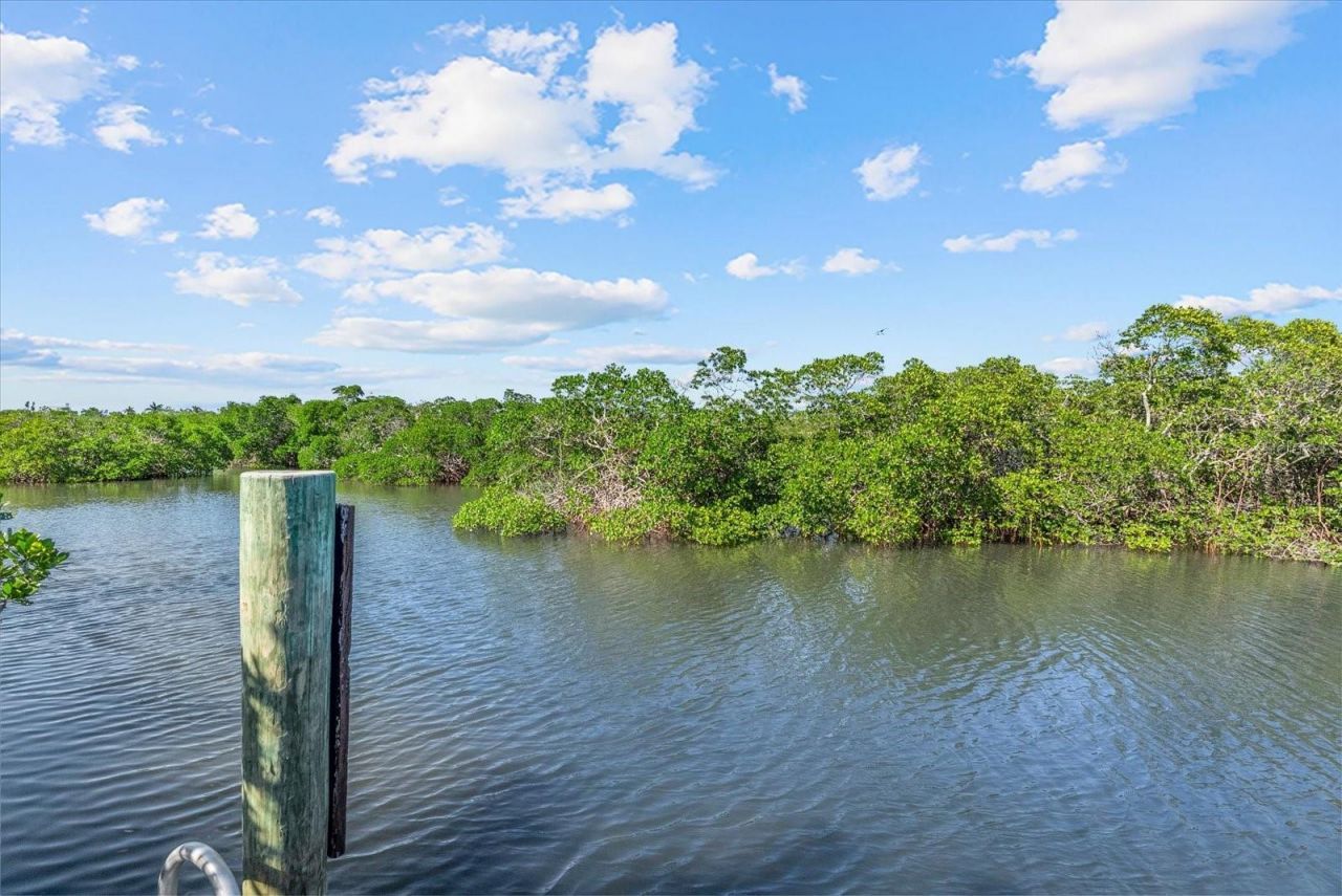 704 Tropical Circle, Sarasota, FL 34242 Photo