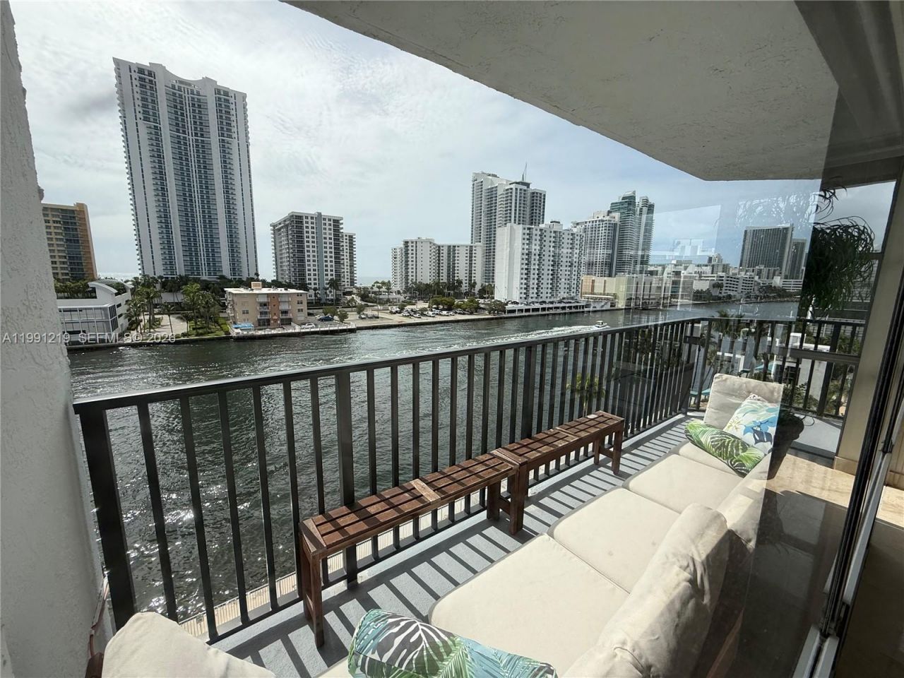 1000 Parkview Dr , Unit 720, Hallandale Beach, FL 33009 Photo