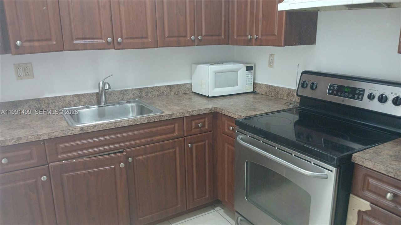 3610 NW 21st St , Unit 313, Lauderdale Lakes, FL 33311 Photo