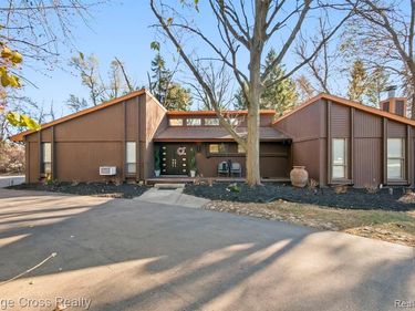 24459 Bloomington Court, Franklin Vlg, MI 48025