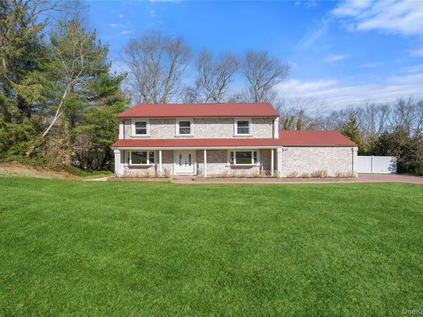 10 Mont Avenue , Dix Hills, NY 11746