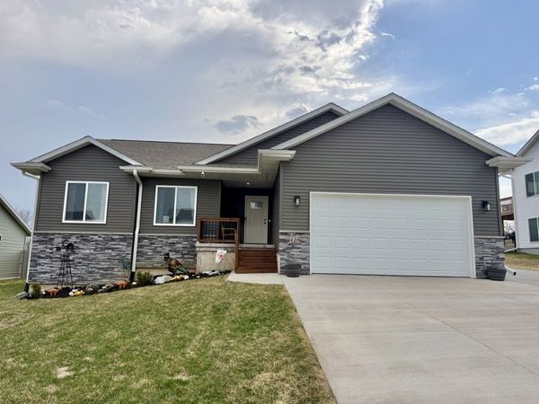 425 Galileo Drive , Riverside, IA 52327