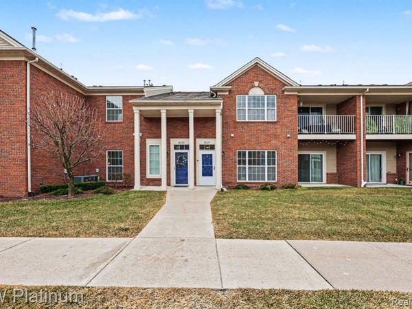 28218 S Pointe Lane, Chesterfield Twp, MI 48051