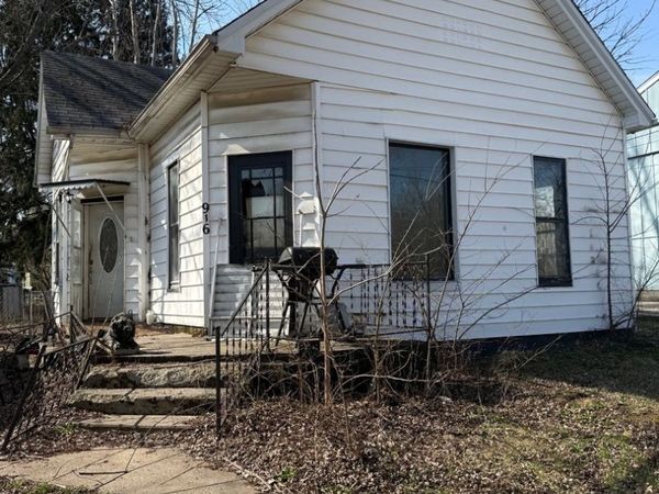 916 W Front Street , Bloomington, IL 61701