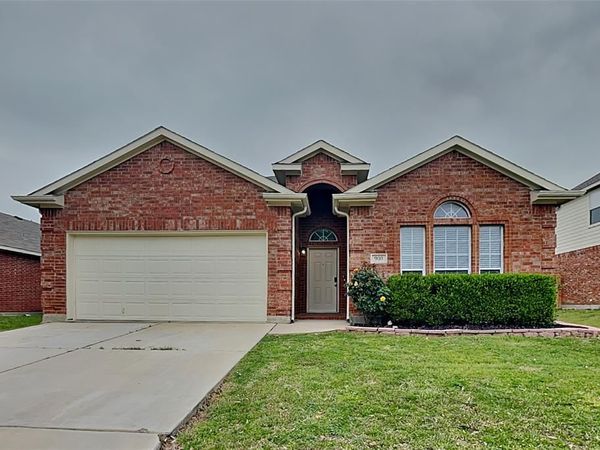 900 Pebblecreek Drive, Burleson, TX 76028