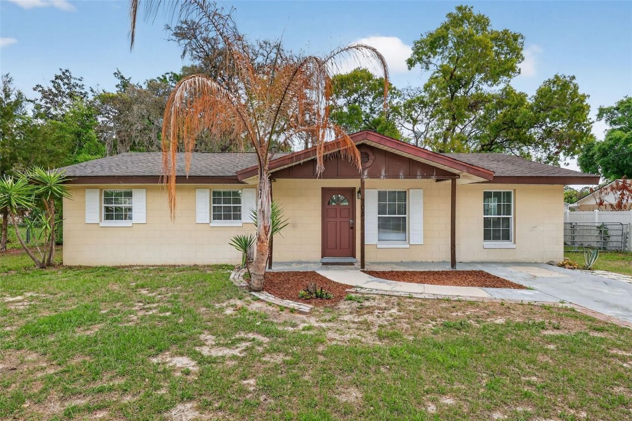 705 Mike Avenue , Fruitland Park, FL 34731