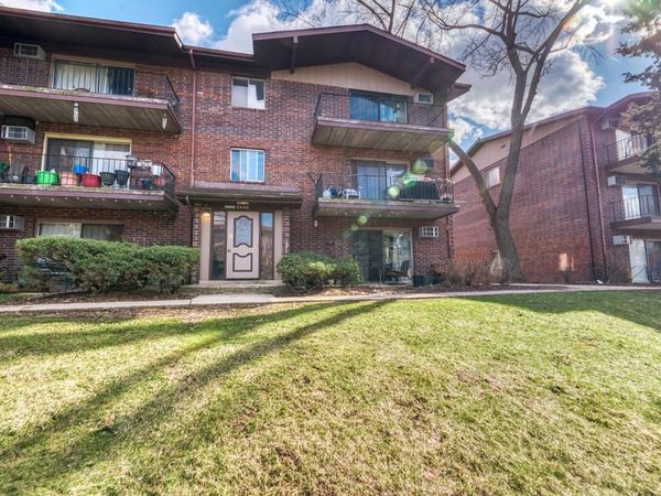 2440 Waterbury Drive , Unit 305, Woodridge, IL 60517