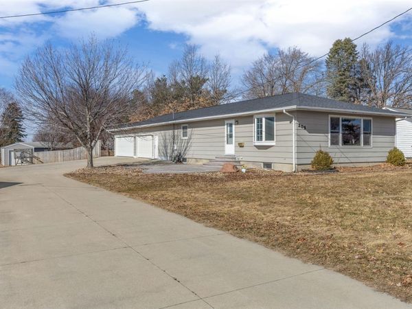205 N 9th Avenue, Vinton, IA 52349
