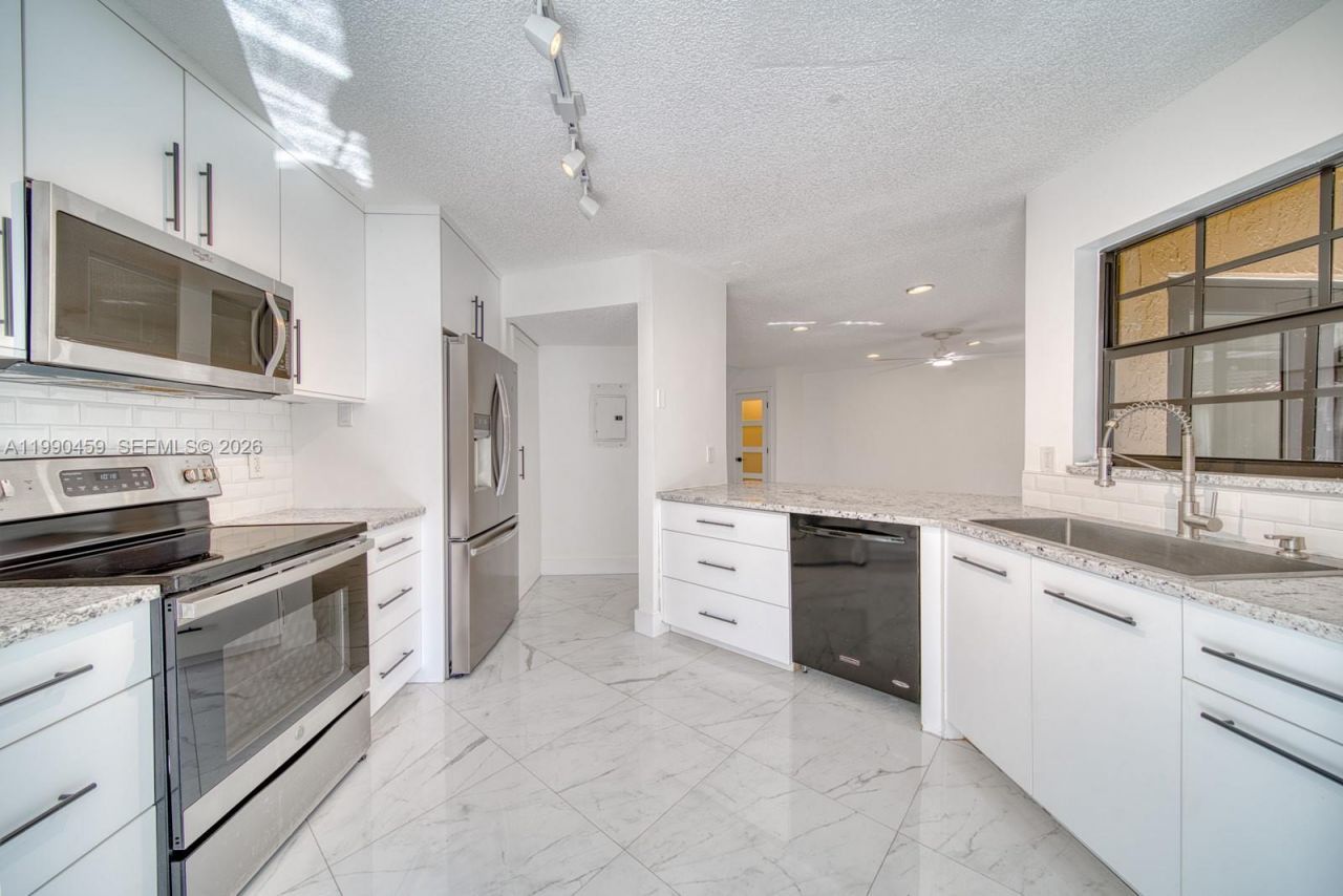 9151 W Sunrise Blvd, Plantation, FL 33322 Photo