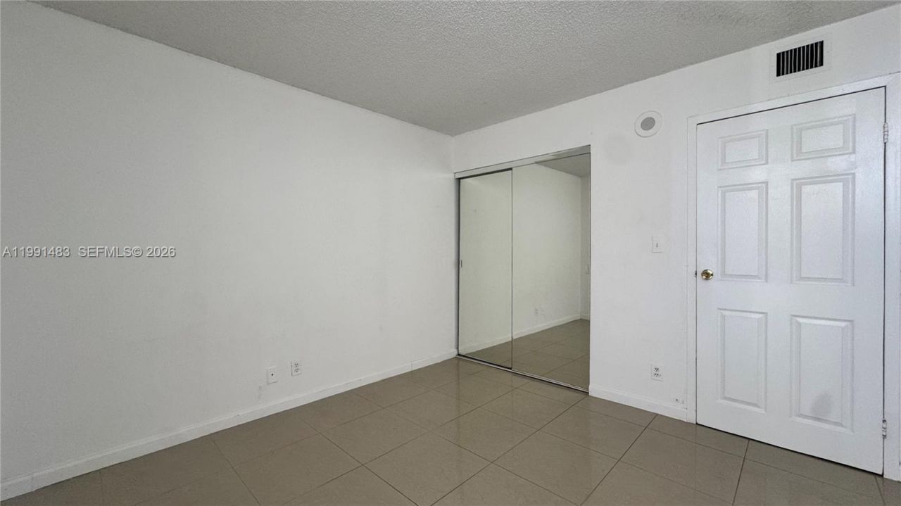 17021 N Bay Rd , Unit 1015, Sunny Isles Beach, FL 33160 Photo