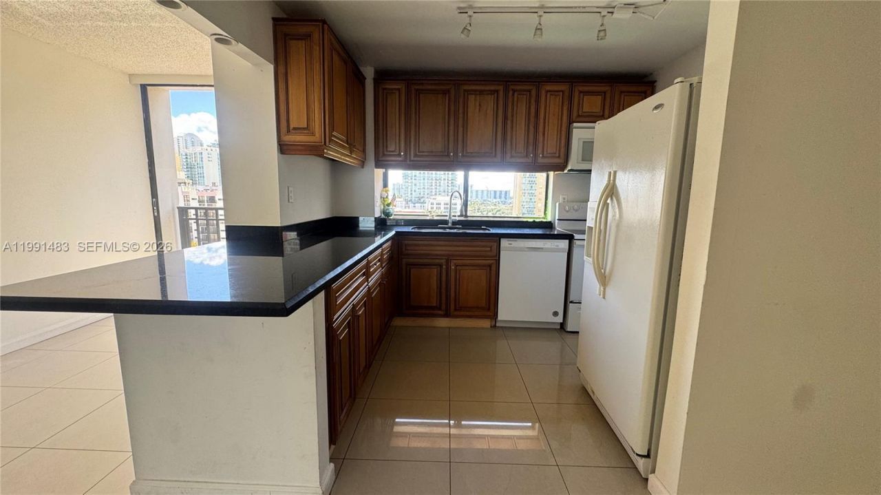 17021 N Bay Rd , Unit 1015, Sunny Isles Beach, FL 33160 Photo