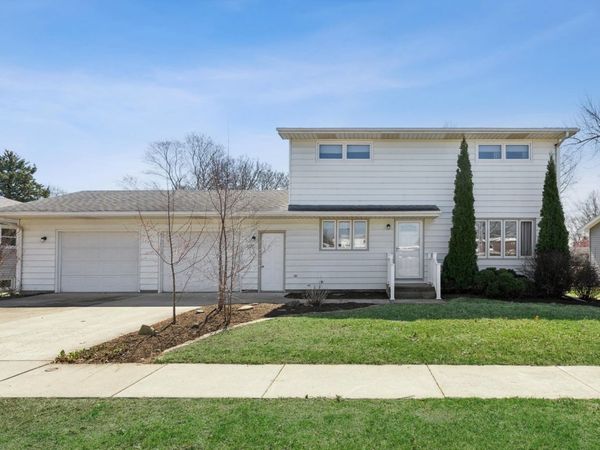 1127 15th Street , Dewitt, IA 52742