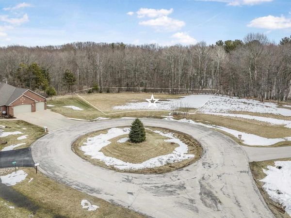 BAY HILL COURT, Luxemburg, WI 54217