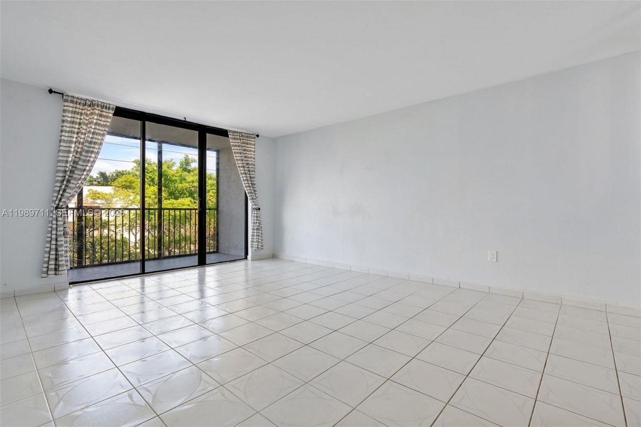2500 NE 135th St Unit#b206, North Miami, FL 33181 Photo