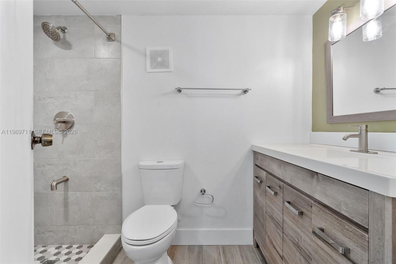 2500 NE 135th St Unit#b206, North Miami, FL 33181 Photo