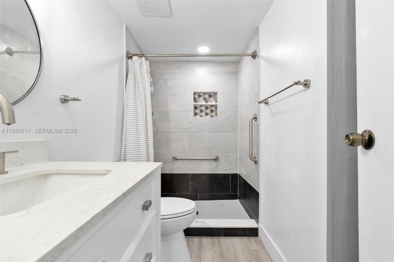 2500 NE 135th St Unit#b206, North Miami, FL 33181 Photo