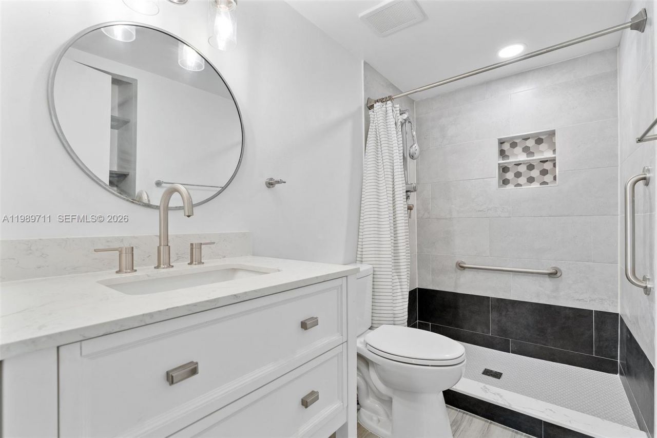 2500 NE 135th St Unit#b206, North Miami, FL 33181 Photo