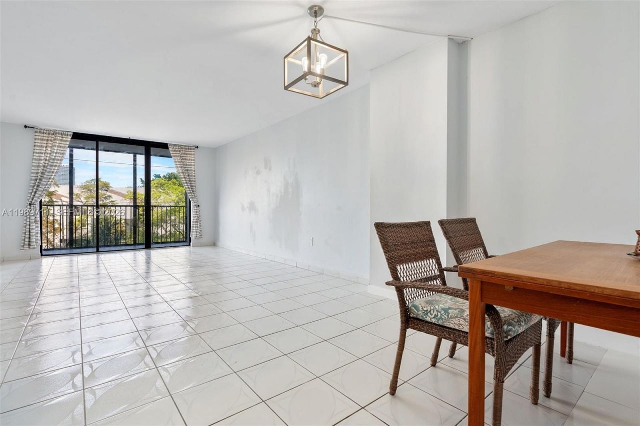 2500 NE 135th St Unit#b206, North Miami, FL 33181 Photo