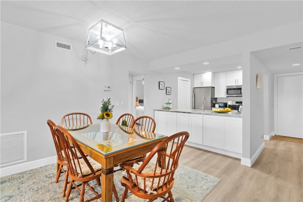 31 Plantation Drive, Unit 203, Vero Beach, FL 32966 Photo