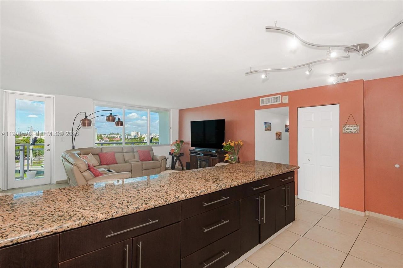 7135 Collins Ave , Unit 625, Miami Beach, FL 33141 Photo