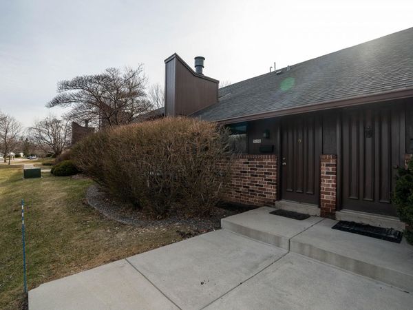 5190 Woodbridge Ln, Greenfield, WI 53221