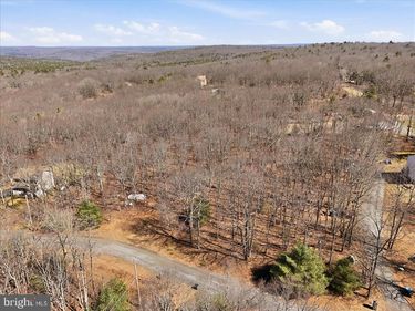 135 HEDGEHOLLOW COURT, GREELEY, PA 18425