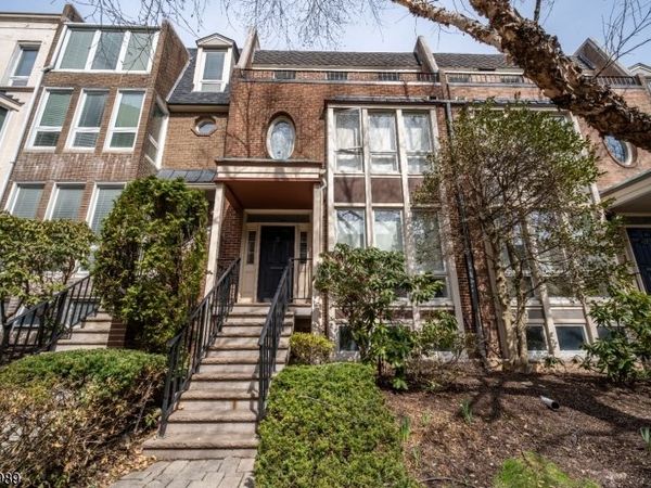 130 Kensington Dr, Fort Lee, NJ 07024