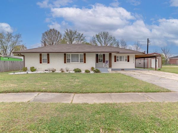 1809 Woodland Dr , Paragould, AR 72450