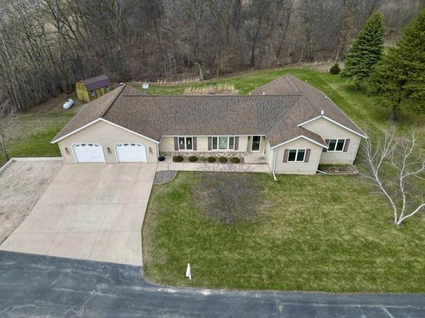 1634 Hickory Hill Road, Decorah, IA 52101