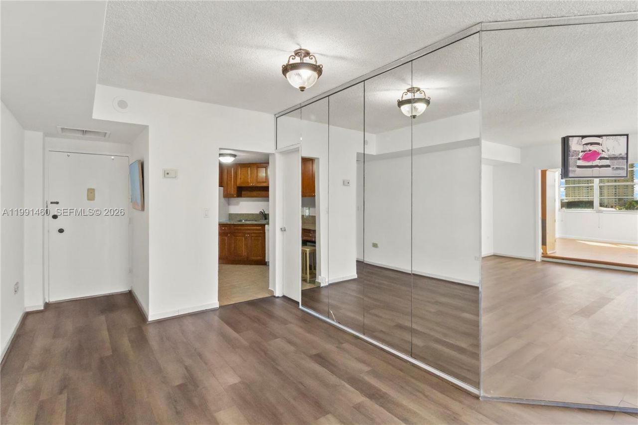 905 Brickell Bay Dr, Unit 531, Miami, FL 33131 Photo