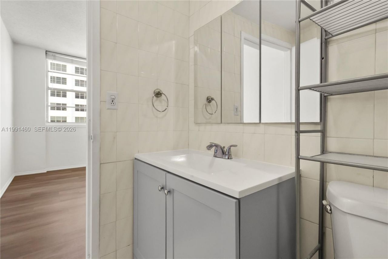 905 Brickell Bay Dr, Unit 531, Miami, FL 33131 Photo