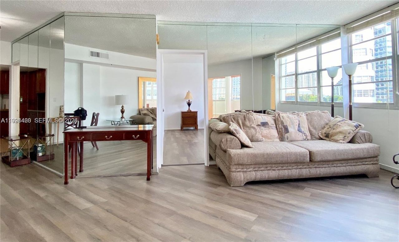 905 Brickell Bay Dr , Unit 531, Miami, FL 33131 Photo