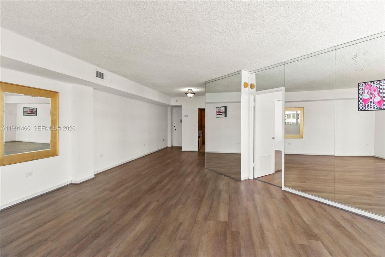 905 Brickell Bay Dr, Unit 531, Miami, FL 33131 Photo