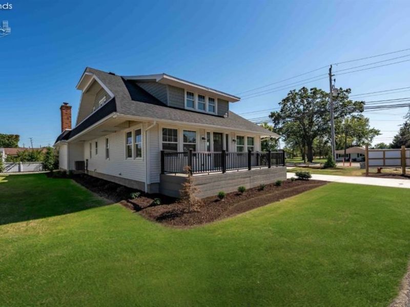 19 N Beach Street, Port Clinton, OH 43452 Photo 2